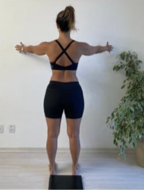 Posterior braços elevados a 90°