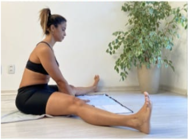 Sentado afastar as pernas até o ponto máximo